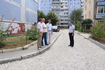Александр Шевырёв проконтролировал ремонт двора на улице Есенина в Рязани